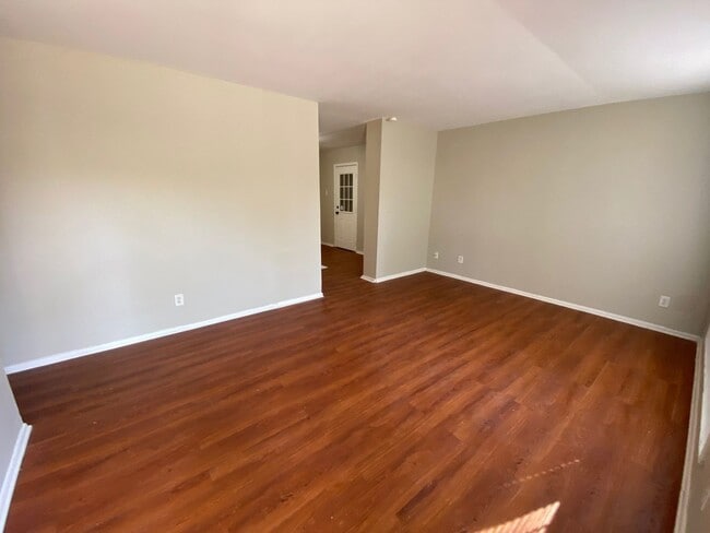 Building Photo - 3 bed 1 bath home located in Lawrence Town...