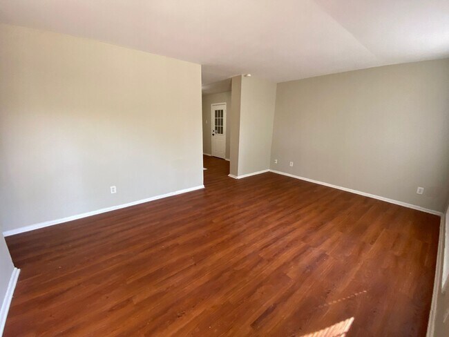 Foto del edificio - 3 bed 1 bath home located in Lawrence Town...