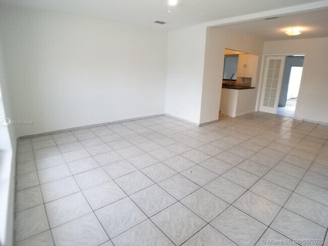 Foto del edificio - 645 NE 135th St