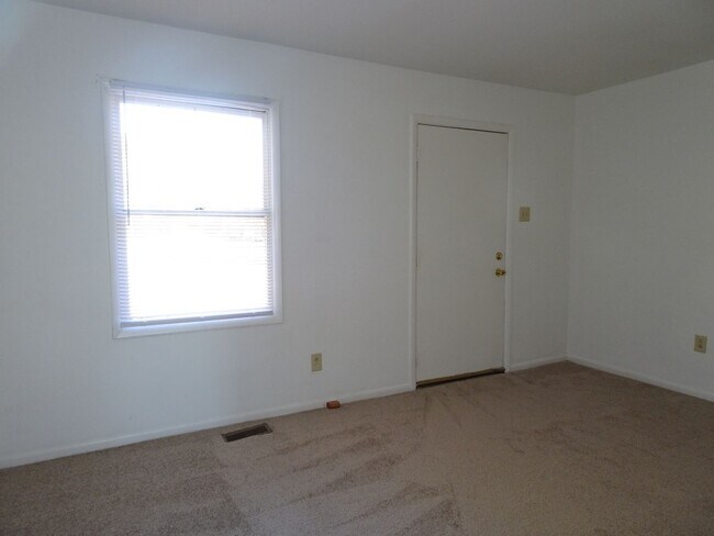 Building Photo - 2 Bedroom 1 Bath Duplex for Rent in James ...