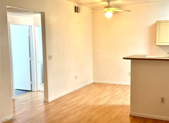 Foto del edificio - 8250 N Grand Canyon Dr