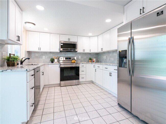 Foto del edificio - Spacious Updated Split Level In Federal Way