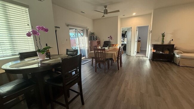 Foto del edificio - 9413 Carter Ct
