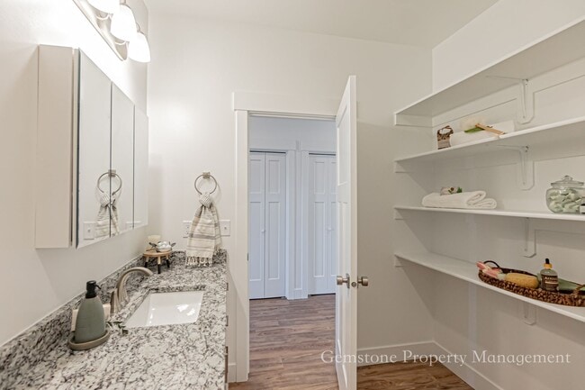 Foto del edificio - BRAND NEW Darling 3 Bed 2.5 bath townhome in Sugar City, ID - with monitred Home Security System ...