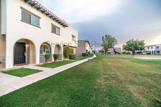 Foto del edificio - 2948 E Clarendon Ave