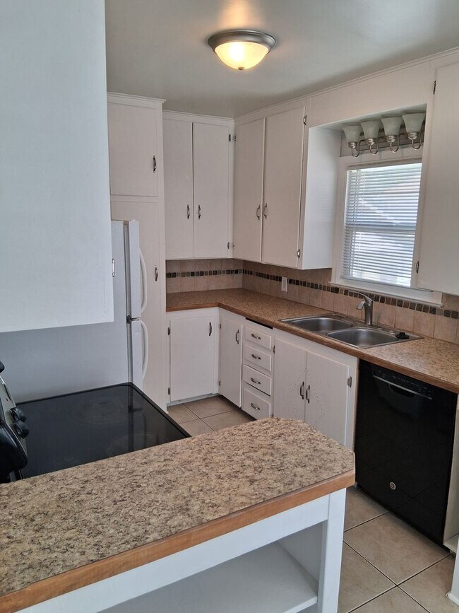 Building Photo - Charming University Area 3 Bedroom Home