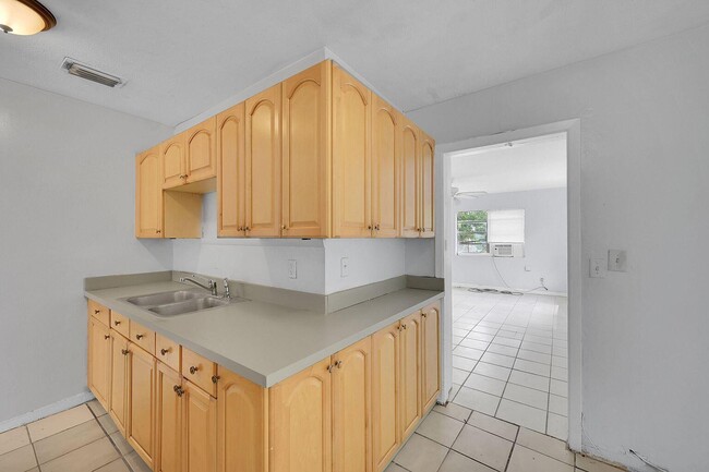 Building Photo - 1645 W 31st St