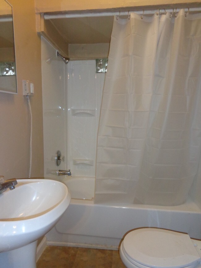 Foto del edificio - 4451 Grace Ave