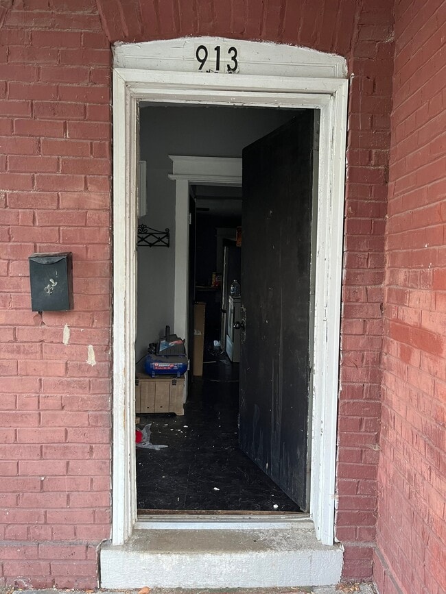 Building Photo - 913 Milnor St