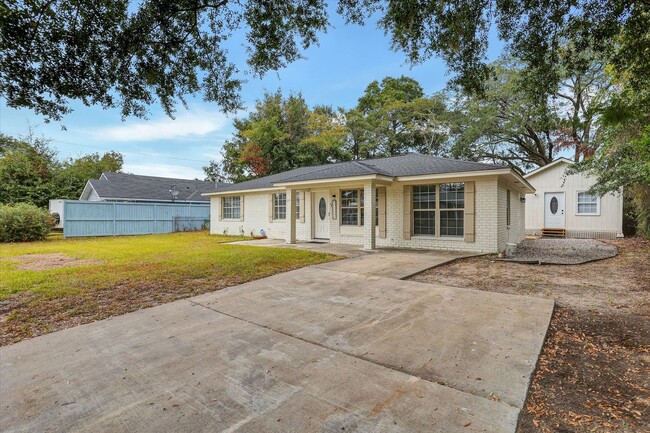 Building Photo - 4 Bedroom, 2 Bath Brick Home in Savannah