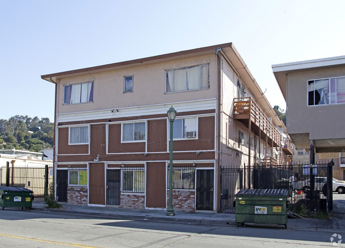 Primary Photo - 7870-7874 MacArthur Blvd