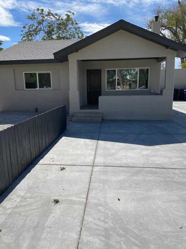 Foto principal - 311 Stanford Dr SE