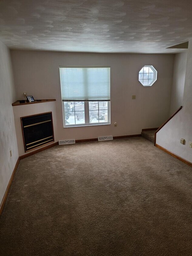 Primary Photo - 606 Topper Way