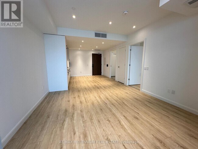 Photo du bâtiment - 741 King St W