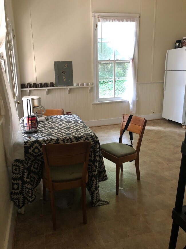 Foto del edificio - Spacious 4 bdrm/2 bath Home Located in Richmond's Fan District w/Balcony!!  Walking Distance to V...