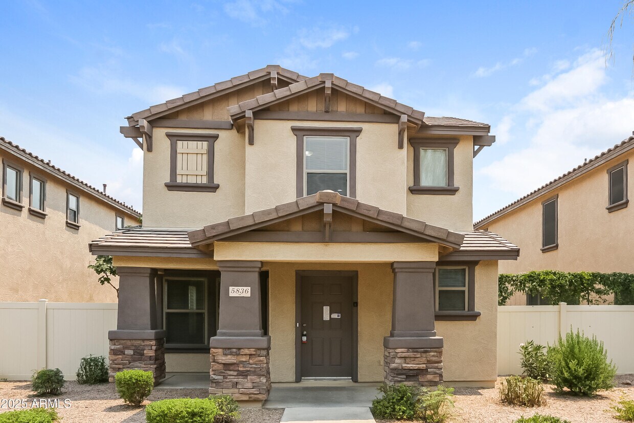 Foto principal - 5836 E Hoover Ave