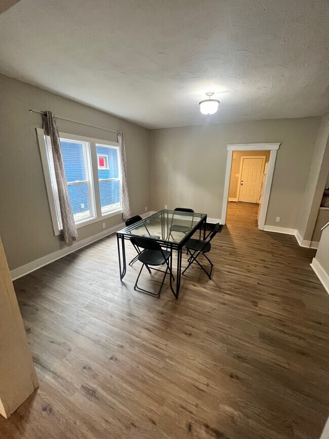 Comedor - 335 W Grand Ave