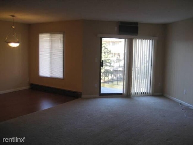 Building Photo - 2 br, 1.5 bath Condo - 5565 E Evergreen Blvd