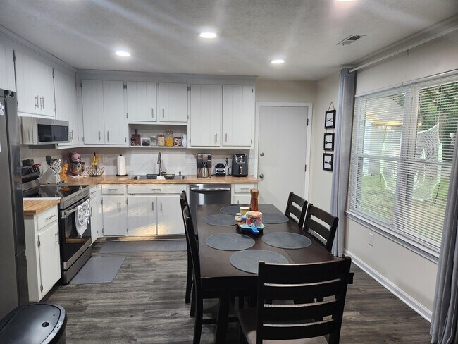 Building Photo - 6 Whitecedar Ct