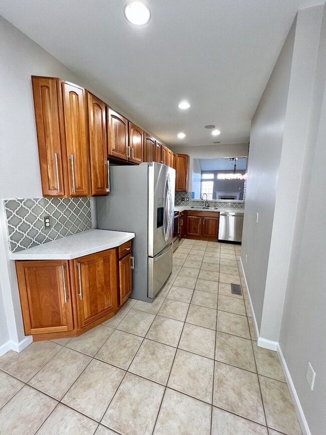 Foto del edificio - Luxurious End Unit Townhome!