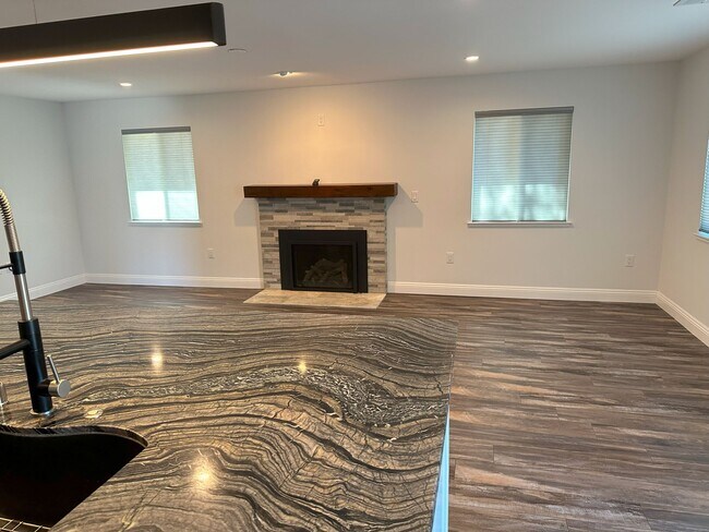 Foto del edificio - 3054 Strawberry Hill Rd