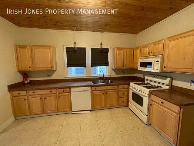 Building Photo - 2829 South Park Ave