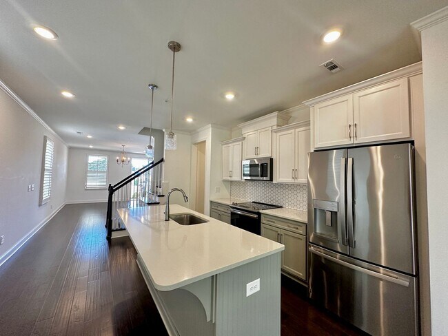 Foto del edificio - Master BR Main Floor!  End Unit,  Backs up...