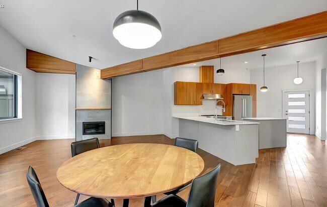 Building Photo - Beautiful Modern Condo in Rattlesnake