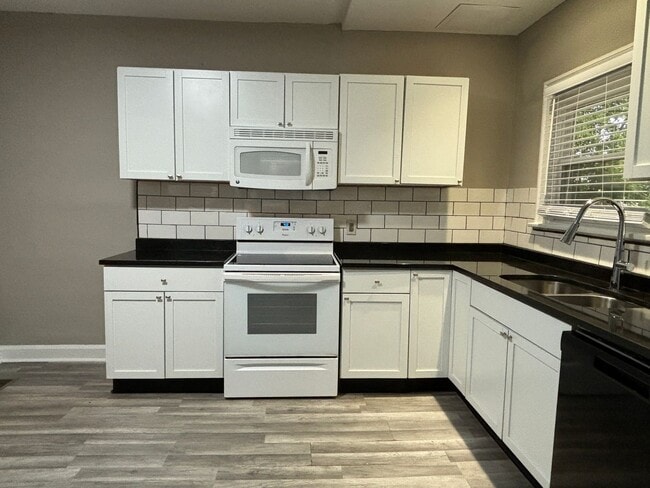 3-Bed, 1-Bath Home – Fenced Yard, Off-Street Parking, Spacious Kitchen & In-Unit Laundry - 3-Bed, 1-Bath Home – Fenced Yard, Off-Street Parking, Spacious Kitchen & In-Unit Laundry