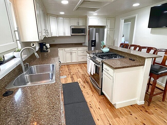 Building Photo - Mountain Retreat Home in Summit Park