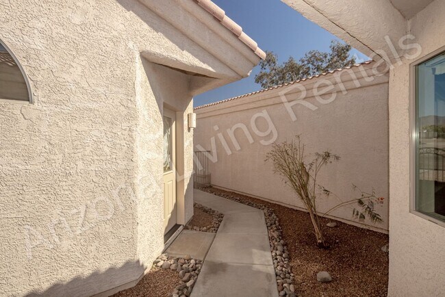 Building Photo - 3 BEDROOM POOL HOME WITH CASITA