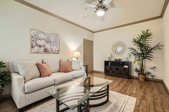 Sala de estar 01 de los apartamentos Eaglebrook - Eaglebrook Apartments