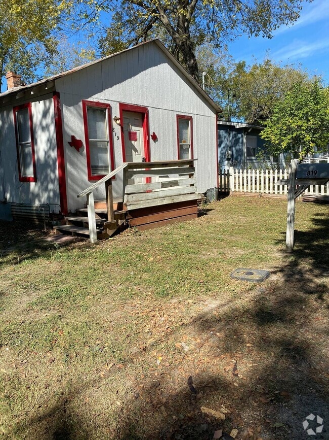 Building Photo - 819 Mora St