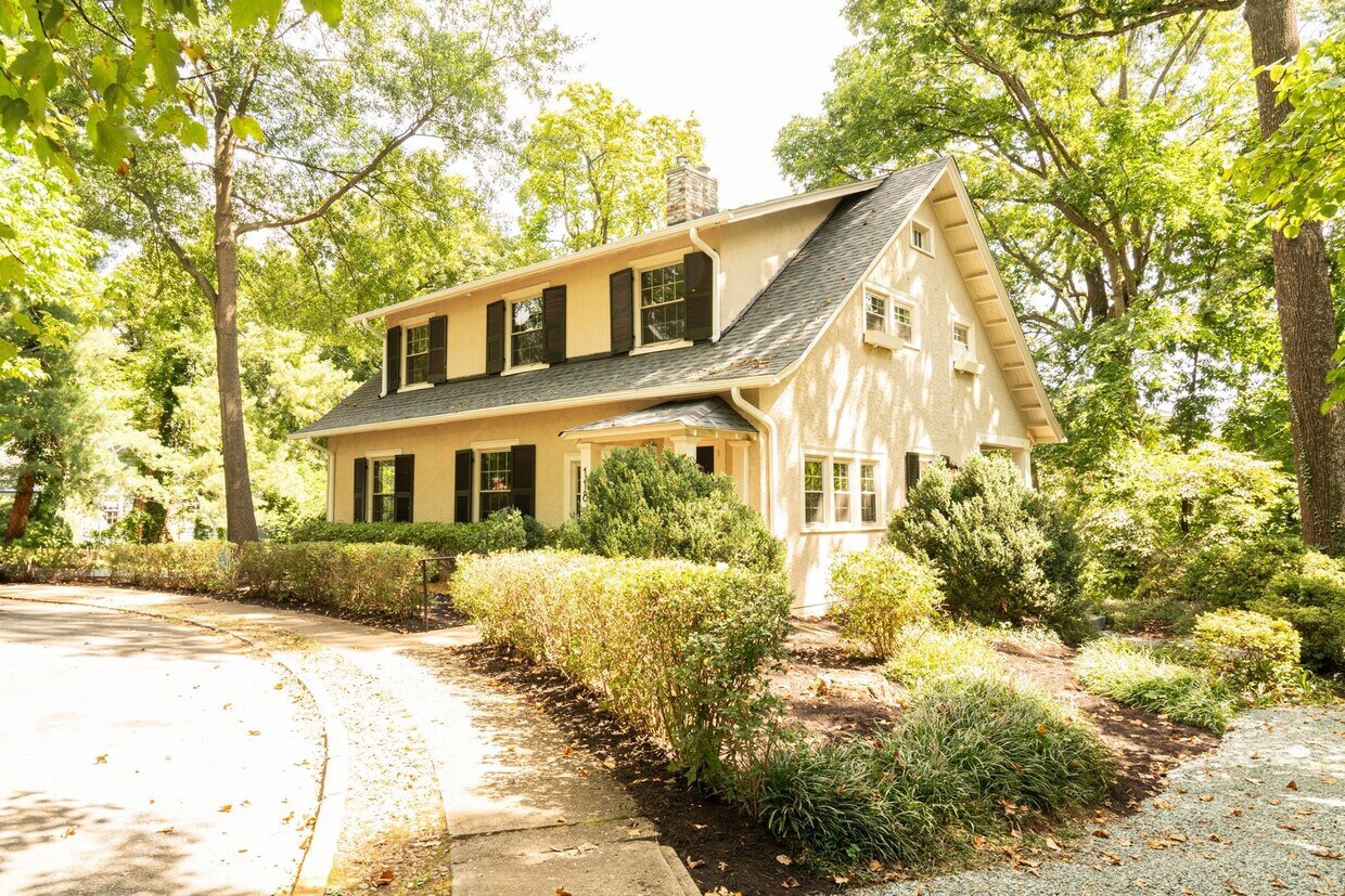Primary Photo - Large 4 Bedroom Home On Oakhurst Circle