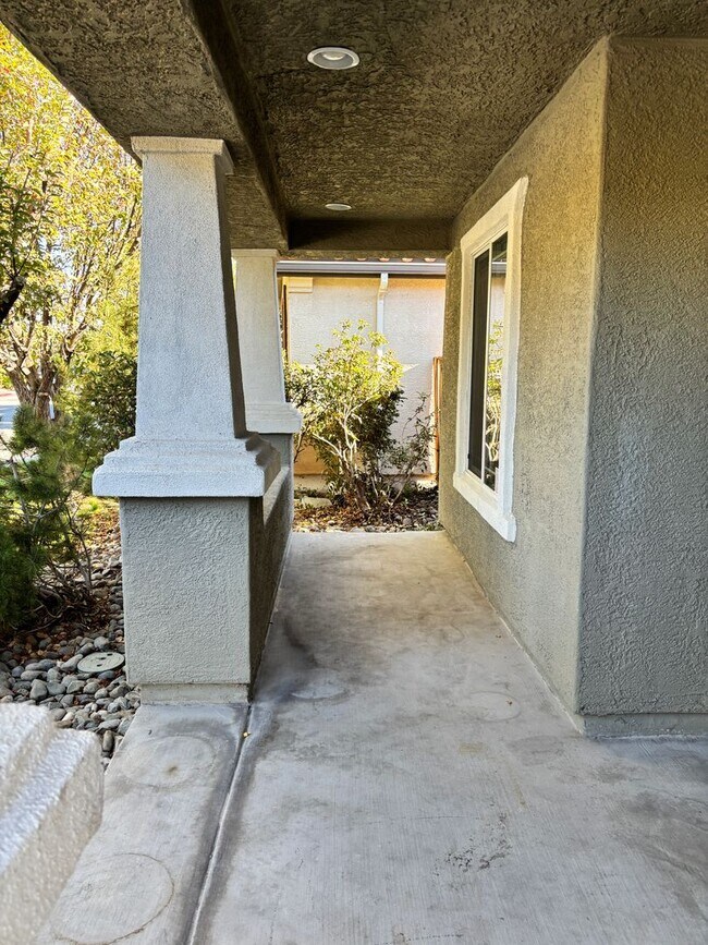 Foto del edificio - PRICE JUST REDUCED ONLY $2,600 PER MONTH F...