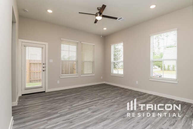 Building Photo - 9835 Willow Creek Commerce Dr