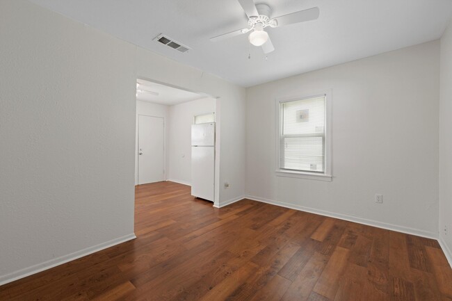 Building Photo - 113 E Hoover Ave