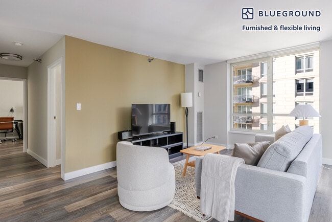 Building Photo - 1 E Delaware Pl