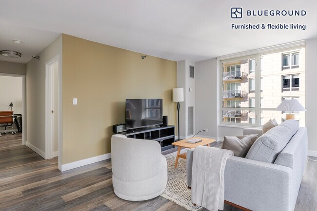 Building Photo - 1 E Delaware Pl