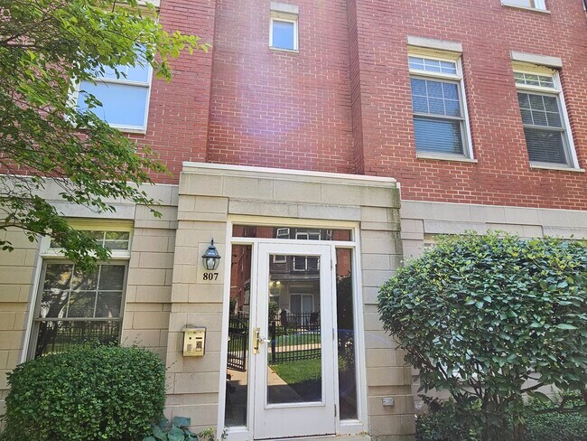 Building Photo - 807 W University Ln