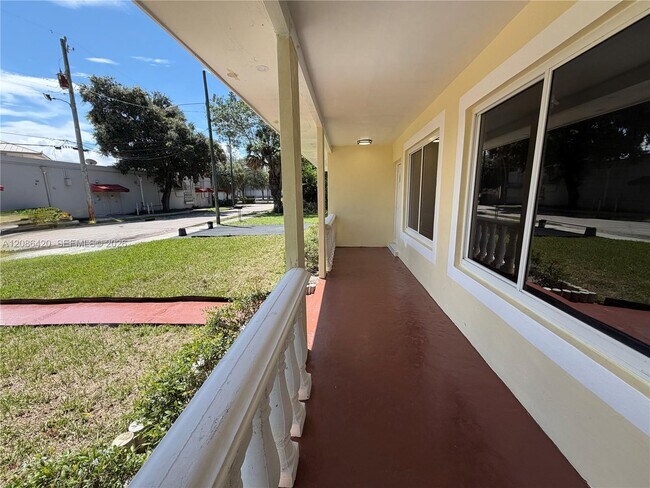 Foto del edificio - 335 NE 168th St