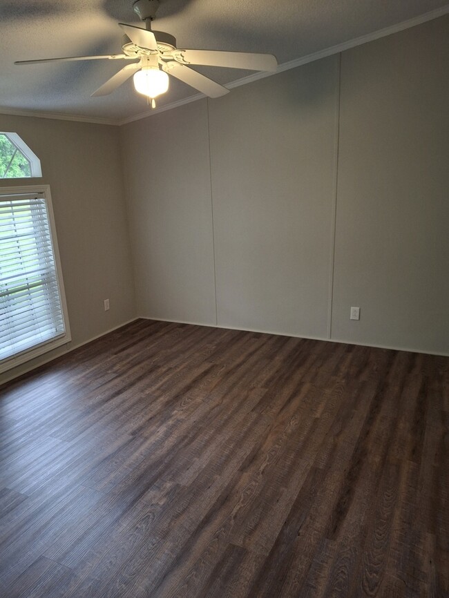 Building Photo - 4 Bedroom 2 Bath House