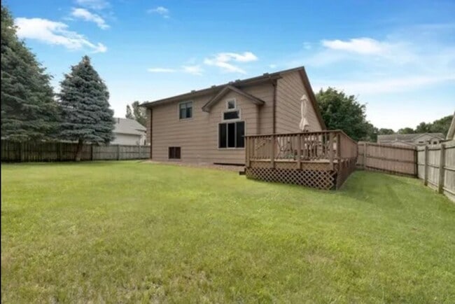 Building Photo - Stunning 4bed 2bath Home, With a Fully Fenced Yard.