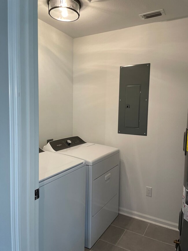 Foto del edificio - COMING SOON — FALL IN LOVE WITH YOUR NEW HOME!