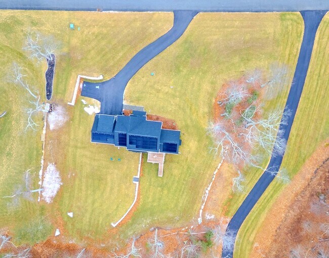 Building Photo - 18 Locust Hill Dr