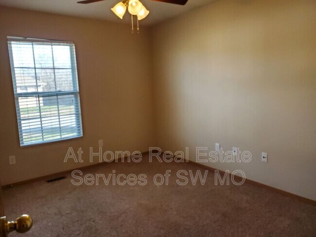 Building Photo - 1153 S Strasbourg Ave