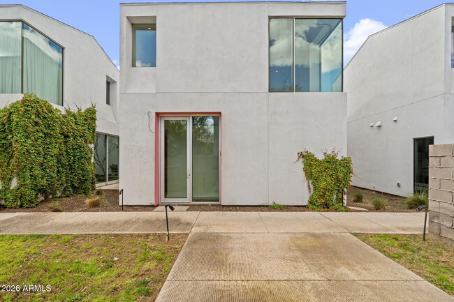 Building Photo - 1337 E Polk St