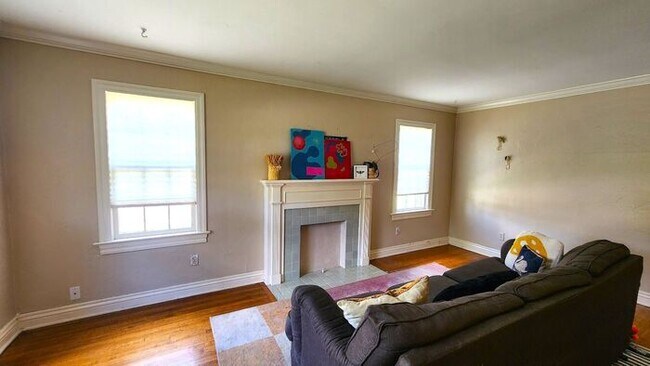 Building Photo - Super Cute 3 Bedroom 1 Bath Cottage in the DOUGLAS PLACE ADD NW OKC
