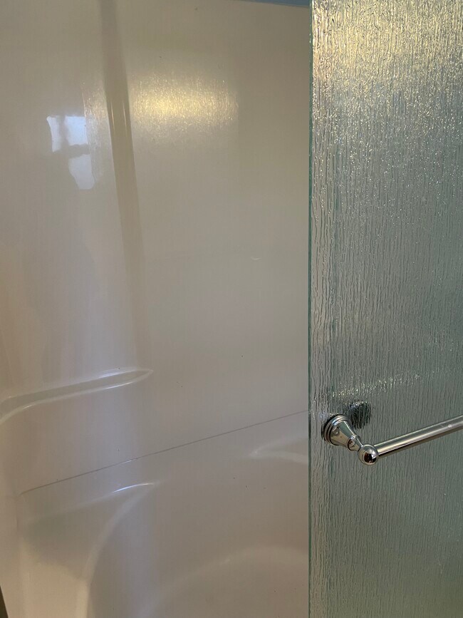 STANDUP SHOWER - 316 Broadway Ave