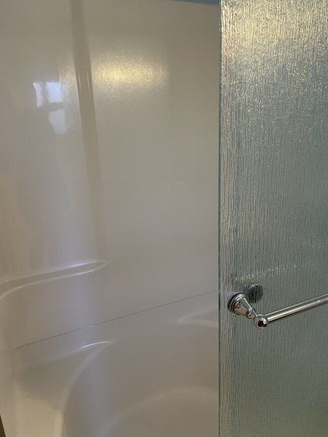 STANDUP SHOWER - 316 Broadway Ave